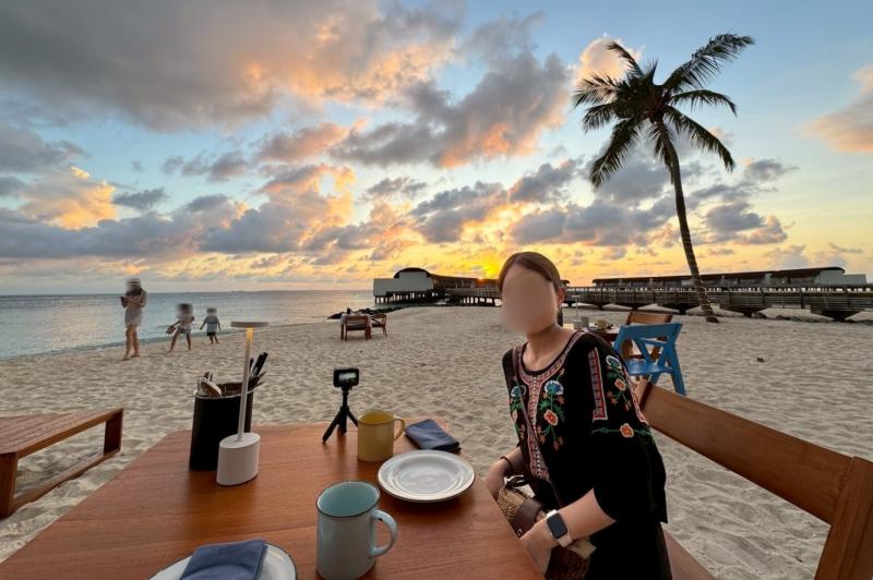 砂浜で夕日を見ながらディナーを