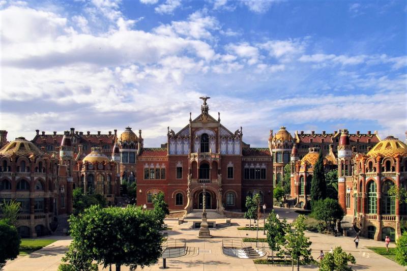 7．サン パウ病院病院の概念を覆す美しさを備えた建築群で、ドーム型の天井や美しいタイル装飾が印象的な空間です。