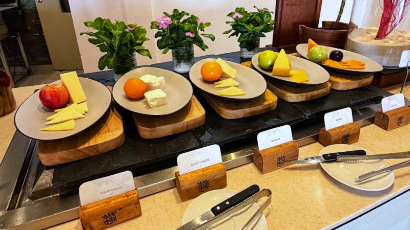 朝のビュッフェカウンターには各種チーズもおしゃれに盛り付けられています