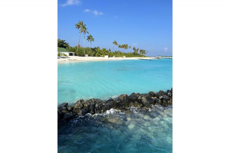 とにかく青い海と白い砂浜！ 写真でも十分綺麗ですが、肉眼はずーっと見ていられるほどでした