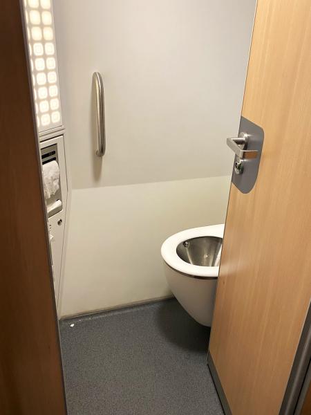 車両にはトイレもついてます