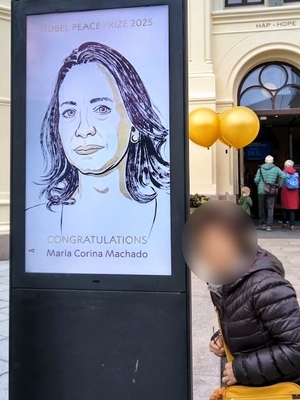 受章者の似顔絵と記念撮影.