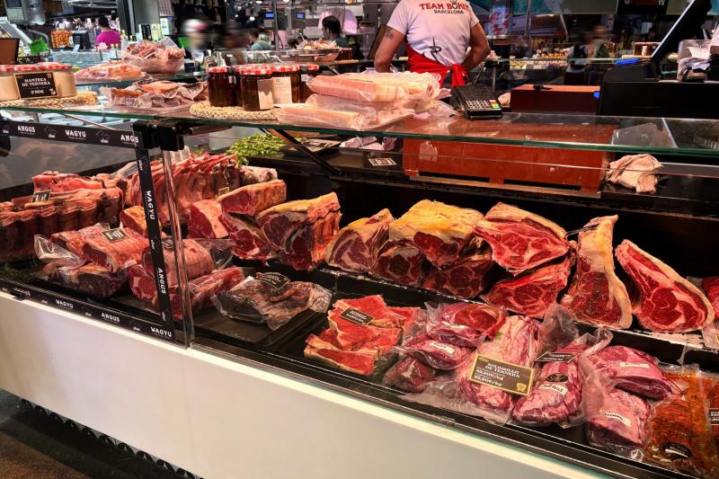 市場のショーケースに並ぶ大きなお肉！