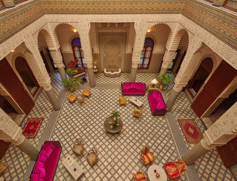 リヤド フェズ（モロッコ）世界遺産の町フェズの中心に位置し、メディナ（旧市街）とアトラス山脈の素晴らしい景色を望むリヤド。リヤドとは中庭をもつ、古い邸宅を宿泊施設にしたもので、モロッコらしい体験を楽しめます。なかでもこちらのリヤドは100年前の宮殿を改築したもので、内装やインテリアも上質。「ルレ・エ・シャトー」のメンバーにもなっています。《❸》