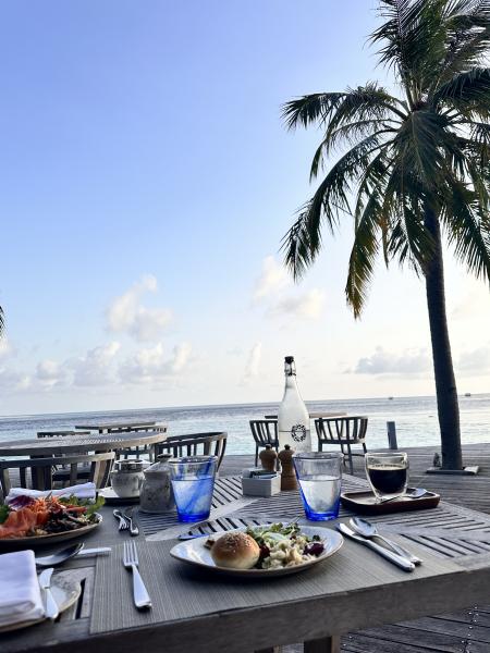 デッキで海を眺めながらの朝食