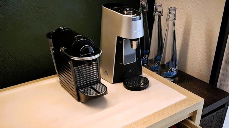 コーヒーメーカーと飲料水が置いてあります