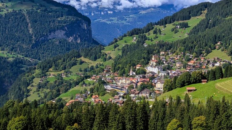 途中のヴェンゲンという町。ここからはラウターブルンネンの町を見下ろすことができるので、時間に余裕があれば立ち寄ってみるのもおすすめです