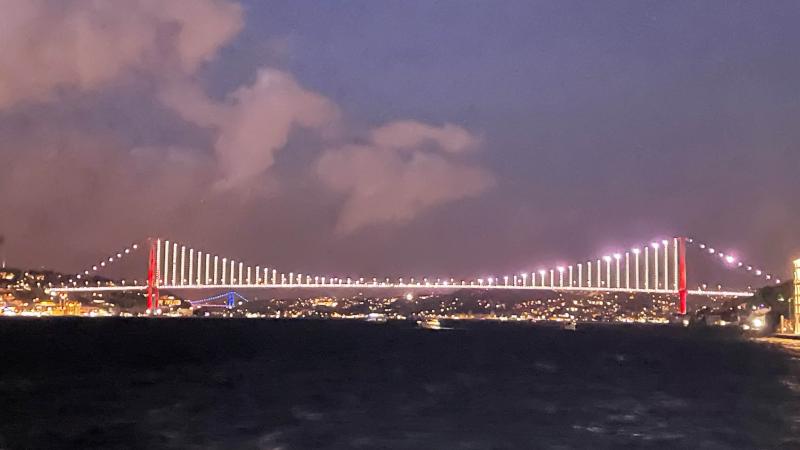 ポスポラスクルーズから見える夜景（イスタンブール）