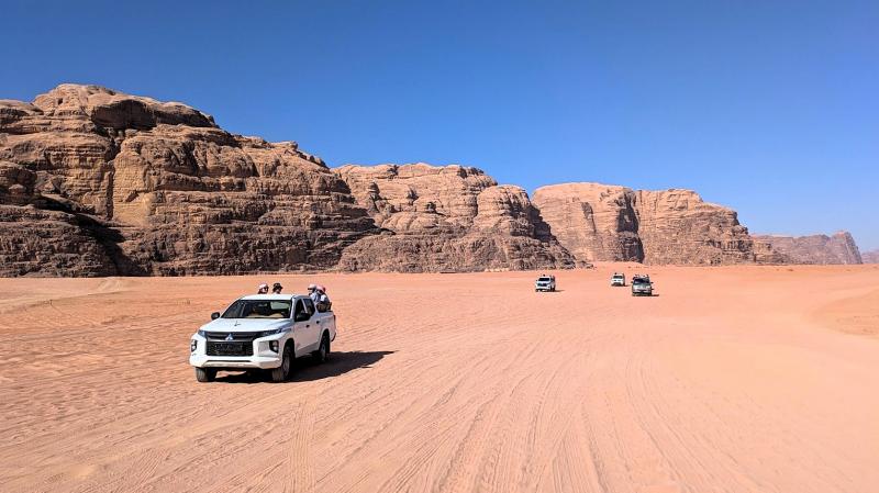 壮大な砂漠を快走します
