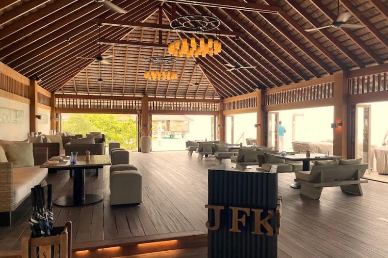 旅行中に無性に食べたくなるジャンクフードはJ.F.K.レストランで！