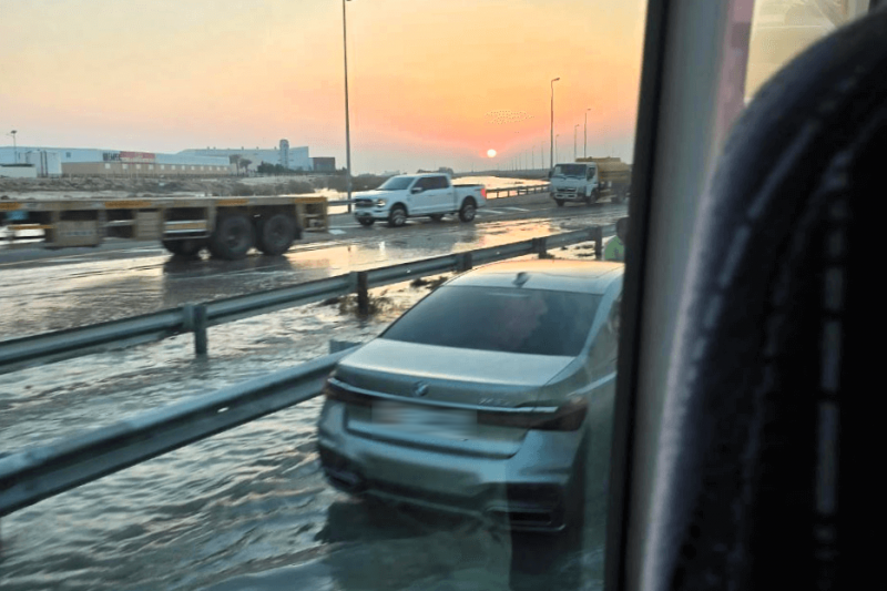 ドバイ市内では道路が冠水。この写真の反対側は湖になっていました