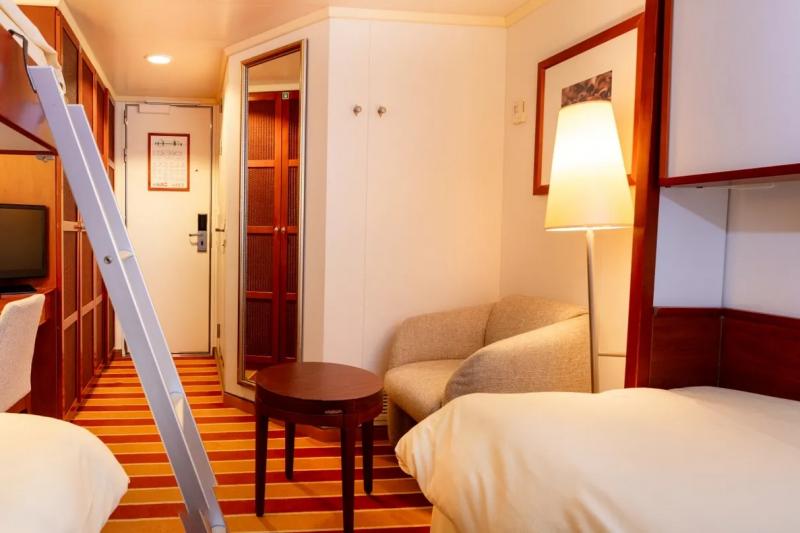 【コスモス・キャビン（内側）】（約15㎡）最もリーズナブルな客室タイプで、アクティブな1日の後にシンプルで快適な休息を提供します。客室タイプによりローベッド、ソファベッド、二段ベッドを組み合わせ、最大4名様までご利用可能です。