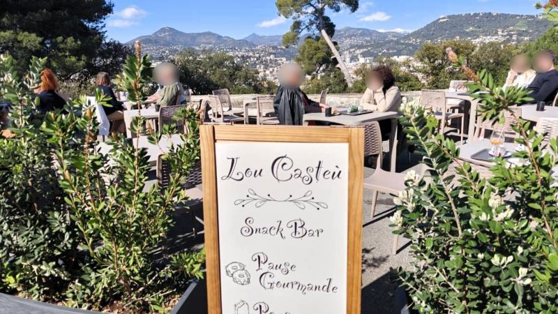 城跡公園の頂上あたりにあるカフェ「ル シャトー（Le chateau）」です。サンドイッチなどの軽食もOKです