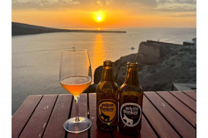 夕陽を眺めながらお部屋でビール（サントリーニ島）