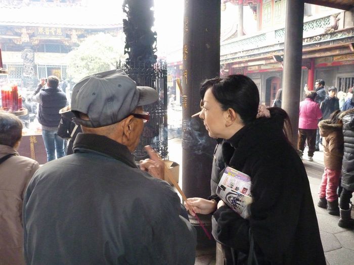 このおじいさん、日本人を見つけては、お寺での礼儀作法を教えていました。ボランティア？