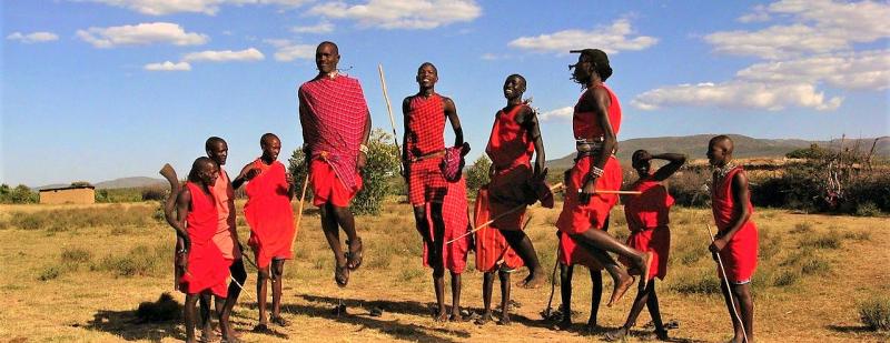 3．マサイ族と一緒に写真を撮りたい！世界的にも有名な遊牧民マサイ族。サファリ後にマサイ族の村に訪れて、一緒に写真を撮影することができます。