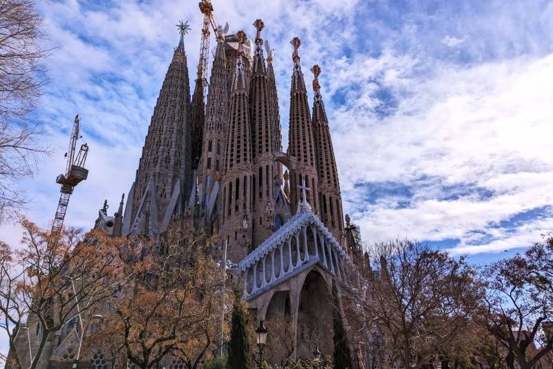 ガウディの未完の傑作『サグラダ ファミリア』は、バルセロナを象徴する世界遺産。壮麗な建築美とともに、芸術と歴史が息づく街の魅力をぜひ体感してください