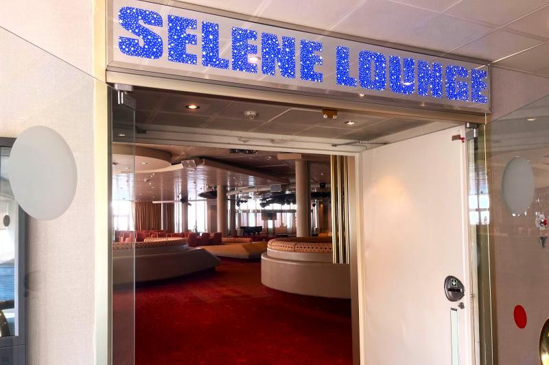 デッキ5の「セレーネラウンジ（Selene Lounge）」。夜はクラブやショーが行われます