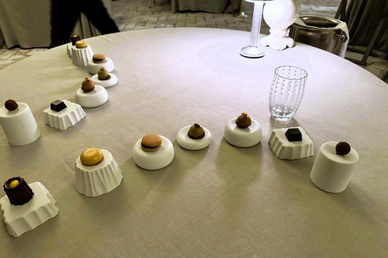 デザートのあとのお茶菓子。おなかがいっぱいになってしまいましたが、包んでお部屋に届けてくださいました^^