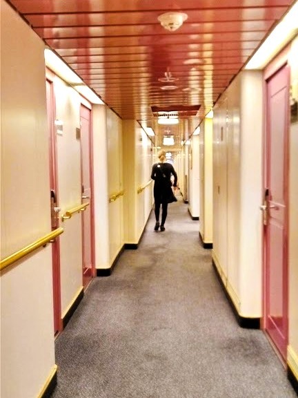船室に向かう廊下