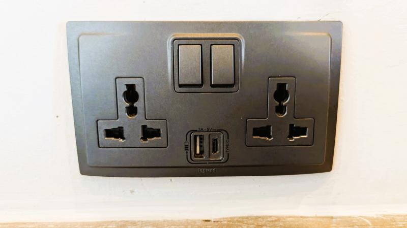 USB-A、USB-C対応ユニバーサルタイプ。日本のプラグがそのまま使えます