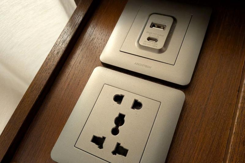 マルチタイプのコンセントとUSBのA、Cタイプのポート