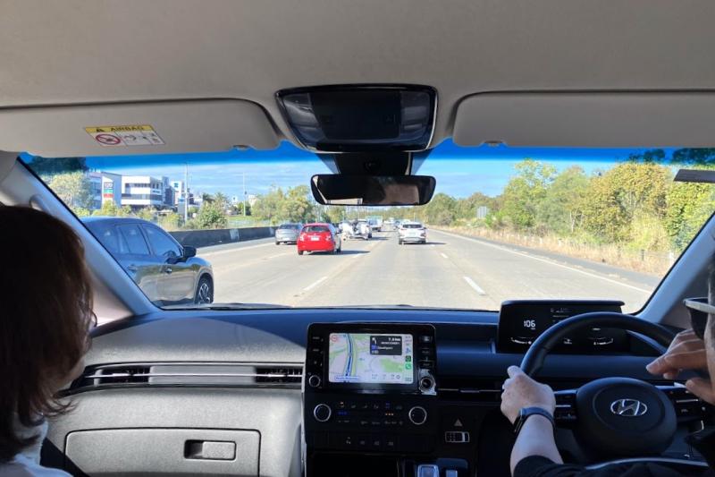 いつもお世話になっている現地手配会社のご夫婦が運転するレンタカーでGO！