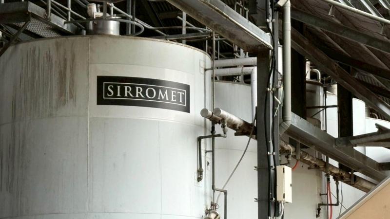 タンクで醸造。フランス製の木樽で醸造させるものも