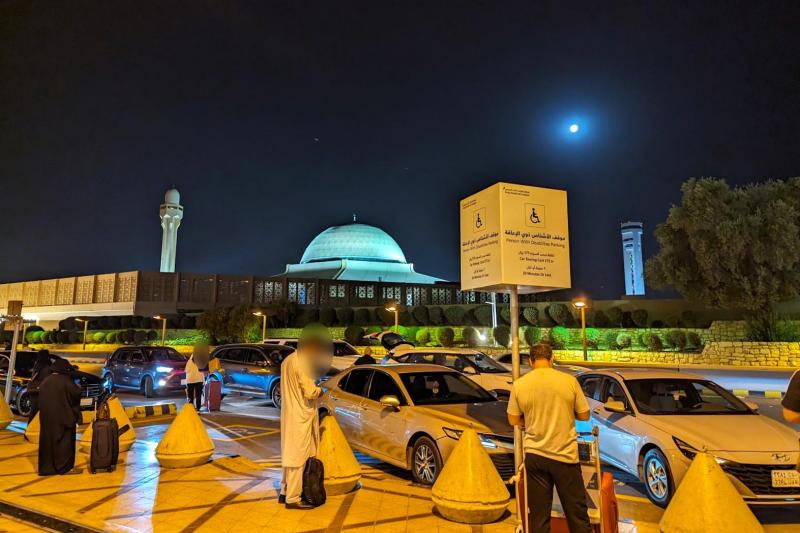 タクシー乗り場。向かいにあったモスクがライトアップされてきれいでした