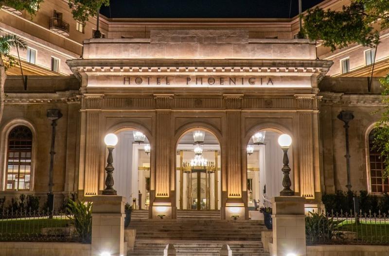 【ザ フェニシア マルタ】「ザ フェニシア マルタ The Phoenicia Malta」はバレッタの入り口に建ち、旧市街の美しい町並みと穏やかな地中海を望む5つ星ホテルです。2017年に改装を終えた客室は、白を基調とした爽やかな印象です。