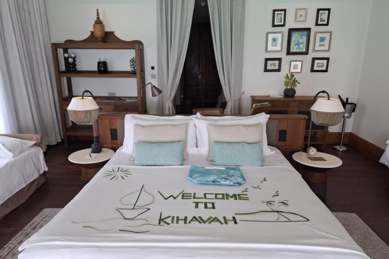 天井が高く快適なお部屋（すてきなベッドデコレーション！）