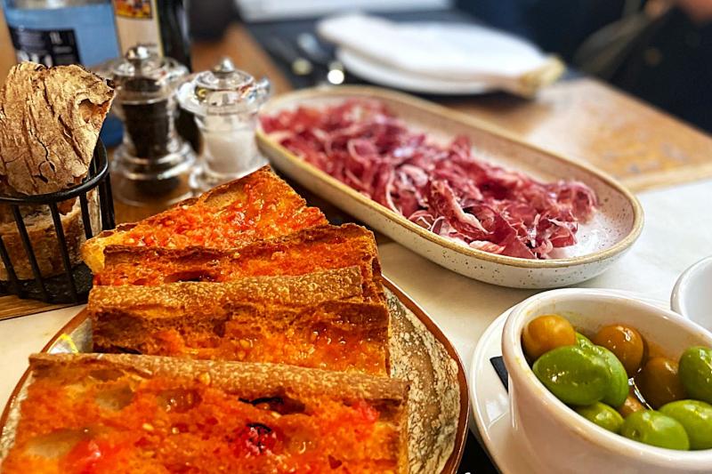 カタルーニャ地方の名物「パンコントマテ」という料理は“パンとトマト”という意味。こちらの写真はどのレストランか、ぜひ最後までレポートをご覧ください♪