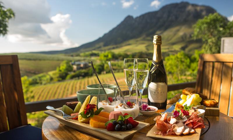 ディレア グラフ ロッジ＆スパ（南アフリカ）南アフリカのワインランド、ステレンボッシュの丘の上に建つホテル。全室にプライベートプールとテラスが備わり、ブドウ畑や山々の絶景パノラマビューを眺めながらラグジュアリーなステイをお楽しみいただけます。ワイナリーではワインのテイスティングを！ 優雅な空間で南アフリカ産ワインを心ゆくまでお楽しみください。