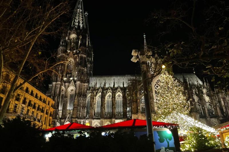ケルン大聖堂前のクリスマスマーケット