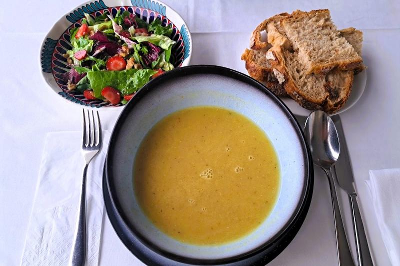 サラダ＆レンズ豆の温かいスープ。寒い冬には体が温まります
