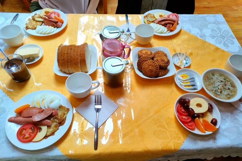 ゲルでの朝食はこんな感じです