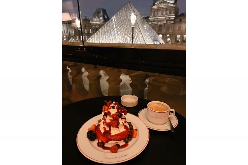 ルーヴル美術館の中にある、ル カフェ マルリーさん。そこで頂いたレッドフルーツパブロバと　カフェクレームが美味しかったです！