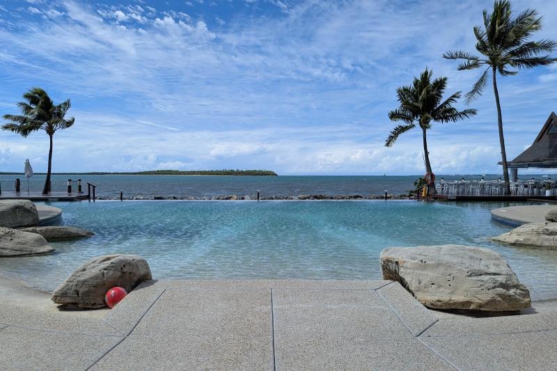 インフィニティプールから臨むパノラマオーシャンビュー