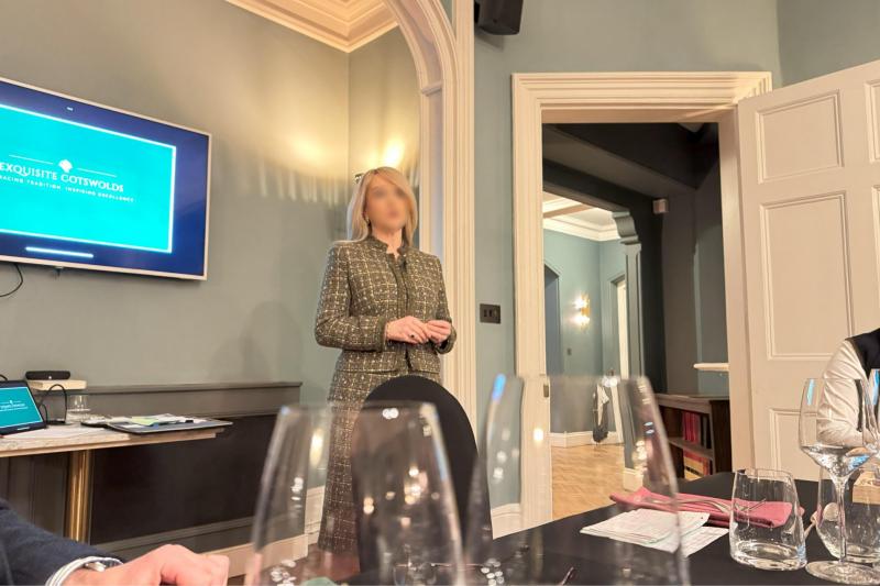 実際にコース料理をいただきながら、講師の先生がアドバイスをしてくださいます。上品かつ実用的なレッスンは、旅の質を一段と高めてくれる貴重なひとときでした。