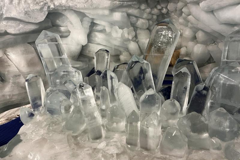 氷を彫刻したアートの世界！