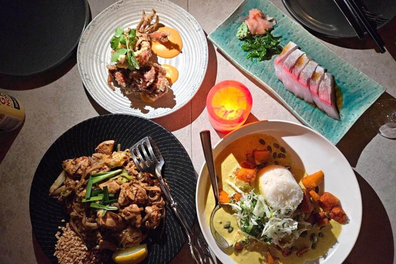 刺し身やタイカレーなどアジアン料理が並びます