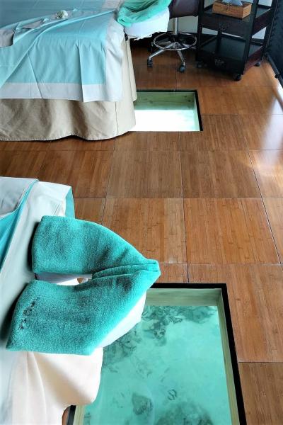 緑に囲まれた部屋と水上の部屋があり、水上の部屋では魚を見ながらスパを受けていただくことができます