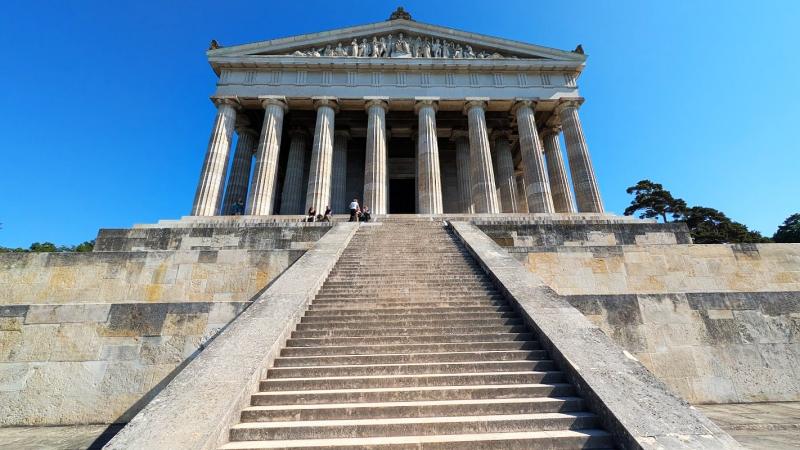入口裏側の階段がフォトスポットです