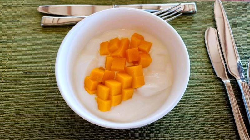 朝ごはんはマンゴーヨーグルト