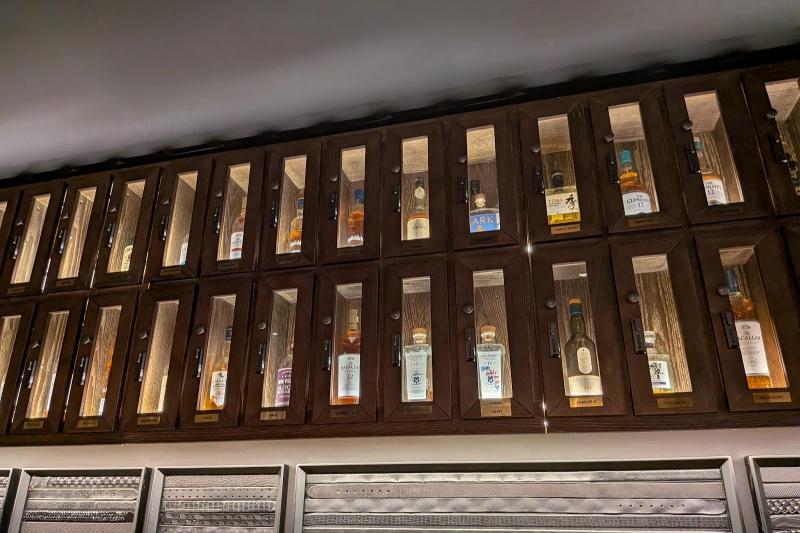 お気に入りのボトルを購入すれば、ネームプレート付きの専用ロッカーで保管してもらえます