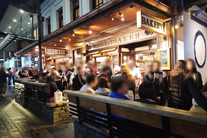 ミルフォードサウンドクルーズから帰宅後にいったハンバーガー店「ファーグバーガー（Fergburger）」。21時すぎにもかかわらずこの行列でしたが、意外と回転は速かったです。ハンバーガーは噂通り美味しく、ポテトはアイオリソースに付けて食べて大満足でした！