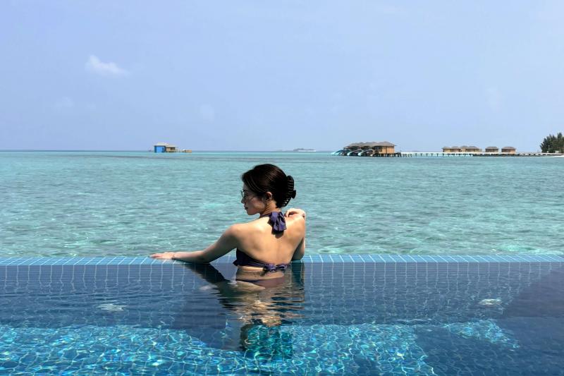 水上ヴィラのプライベートプールで贅沢な時間を