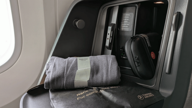 写真右端のつまみを引っ張ると鏡が出てきます