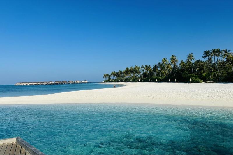 海からホテルまでの橋。向こうに見えるのが泊まっていたヴィラ