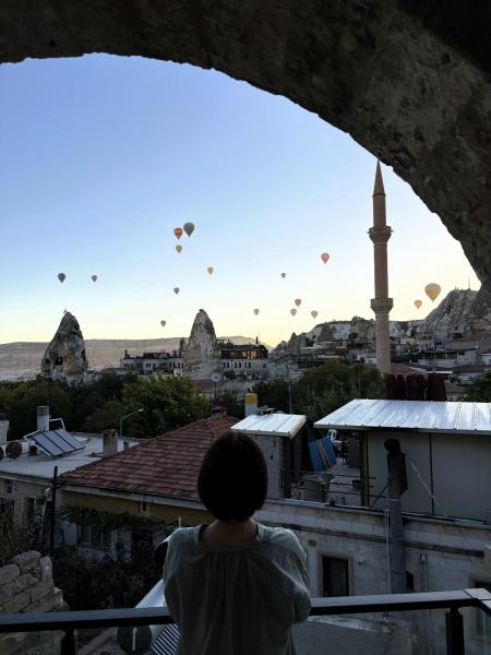 部屋のバルコニーから見た気球（カッパドキア）